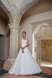 Da ist es nicht verwunderlich, dass auch die aktuelle spitze und transparente stoffe zeigen, wie aktuell ein klassisches hochzeitskleid sein kann. Brautkleid B1736 Amera Vera