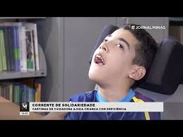 CARTINHA DE CUIDADORA AJUDA CRIANÇA COM DEFICIÊNCIA