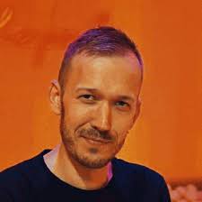 Na płaskiej Ziemi, loty jak te przedstawione na obrazku byłyby nielogiczne,  ponieważ najkrótsza droga między dwoma punktami to linia prosta, a nie  zakrzywiona trasa. Dlaczego więc samoloty latają "po łuku"? Odpowiedź tkwi