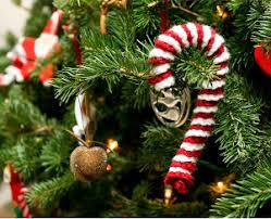 These crafts for the elderly are perfect for people who struggle with making precise movements: 27 Ideas For How To Make Christmas Decorations That Look Like Candy Allfreeholidaycrafts Com