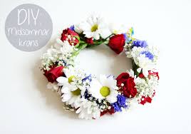 A midsommarkrans is usually worn during the midsummer celebrations in sweden. Diy Midsommarkrans Fanny Staaf Metro Mode