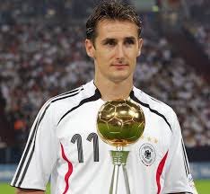 Klose scored 16 goals at world cups, winning the silver shoe in 2002 and then the golden shoe in germany in 2006. Rekorde Salto Fairplay Dfb Legende Miro Klose Nationalelf Bildergalerie Kicker