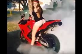 Dalam potingannya, cewek cantik ini meminta netizen untuk edit foto miliknya dengan konsep melihat masa depan. Enggak Cuma Cantik Dan Seksi 10 Biker Cewek Ini Jago Burnout Lo Tonton Videonya Gridoto Com