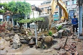 怪手打開缺口 駛入真花園庭院 記者黃文鍠攝 locals plants aquarium