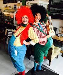 Innafor dei særs tronge rammene som er gitt, har ho greidd å lage ein burlesk, artig og tidvis litt absurd framsyning som gir minst like mye til dei vaksne i salen som til. Velkommen Til Barnas Helg Mot Hadeland Glassverk Facebook