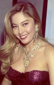 Due giorni prima di morire mi chiese di toglierle lo smalto alle mani, per  metterne uno trasparente. “Ai piedi lasciami quello fucsia”. Con l'aiuto di  un'infermiera si lavò i capelli, con tubi