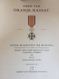 Mensen die zich met hart en ziel inzetten voor hun medemens, mensen die veel betekenen voor de. Ari Keur Lid In De Orde Van Oranje Nassau