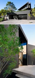 Greg Wright Architects Have Recently Completed The Renovation Of This Modern House In Cape Tow Maison Sombre Design Exterieur De La Maison Maison Contemporaine