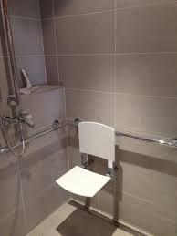 Barrierefreie Dusche Mit Klappsitz Sitz Ausgeklappt Barrierefrei Bad Barrierefreie Duschen Behindertengerechtes Bad