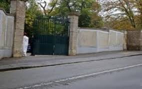 Le roi du maroc mohammed vi est arrivé à betz, dans l'oise, la 24 août et a pris possession de l'une de ses résidences secondaires, le château de la durant une semaine à betz, une petite commune de quelque 1 000 habitants située dans l'oise, il a été impossible de consommer l'eau du robinet. Le Village Francais De Mohammed Vi