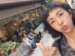 來參加盧廣仲的哥哥新開的寵物醫院開幕趴。 左邊那個男的是老闆娘的爸爸中間那個男的是盧廣仲的爸爸右邊那個男的不知道是誰的爸爸