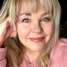 Laurie Trahan's Instagram, Twitter & Facebook