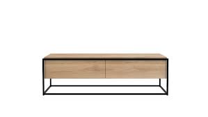 Ein tv schrank kann außerdem so dekorativ aussehen, dass er sich der einrichtung eines jeden besonders beliebt sind gerade tv schränke in weiß hochglanz oder schwarz hochglanz. Ethnicraft Monolit Tv Mobel Schwarz Weiss Eiche