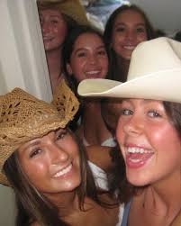 Hiii i'm Cini Cooper I live in Zionsville, Indiana but am from Kansas City,  Missouri! And I'm fully committed to Mizzou 💛🖤 I love love concerts,  traveling, tanning and going to sports