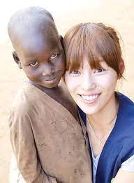 둘은 그곳에서 '안녕, 아그네스!'라는 에세이집과 노래(김정화 작사, 유은성 작곡)를 만들며 관계를 다졌고, 이후 같은 기독교 신앙 아래 가정을 이뤘다. ìºë‚˜ë‹¤ í•œêµ­ì¼ë³´ ì¢…êµ ë³µìŒê°€ìˆ˜ ìœ ì€ì„± ë¶€ì¸ê³¼ í† ë¡ í† ì—