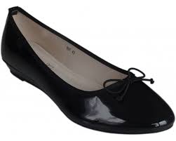 Ballerine vernis noir taille 42 talon médium, stable et confortable, rehaussera votre silhouette féminine sans douleur. Ballerine Classique Chic Intemporel Porte Fait Son Effet Sur Ze Beauty