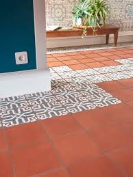 Un Mix De Carreaux De Ciments A Motifs Et De Tomettes En 2020 Carreau De Ciment Tomette Rouge Carrelage Rouge