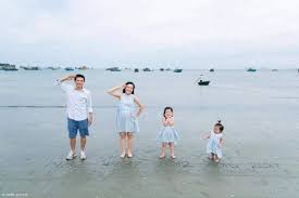 فوتوسيشن عائلي مليء بالحب مع الاطفال علي البحر Family Photo Sessions Photo Sessions Family Photos