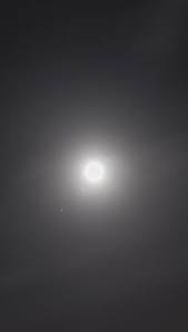 Il s'agit d'un phénomène optique lié à la réflexion et la réfraction de la lumière sur des cristaux de glace dans. Un Magnifique Halo De Lumiere Autour De La Lune Hit West