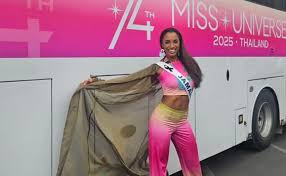 Miss Jamaica sigue bajo observación médica tras accidente en Miss Universo