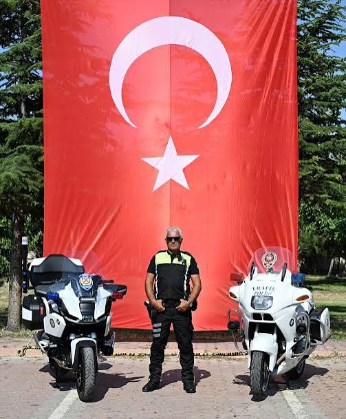 25 Yıllık Efsane Polis ve Yeni Motosikleti: Yolda Güven Mi Demek?
