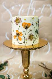 Adding edible flowers to any floral cake decoration will add both beauty and flavor! 47 Edible Flower Ideas For Your Wedding Table Weddingomania