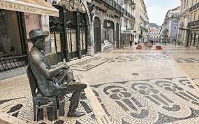 1.º sim, tinham muitas pessoas e não dava para manter o distanciamento 🙃 2.º todos estavam usando máscara, não achei uma pessoa que não tivesse mascarada. Desconfinamento Adiado Em Lisboa Grandes Lojas E Centros Comerciais Ficam Fechados Economia Jornal De Negocios