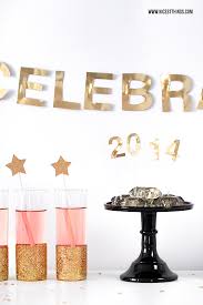 Silvesterparty mit kindern kann man eigentlich ziemlich leicht zu einem erziehungsprojekt machen. Silvester Diy Deko Ideen In Gold Haarreif Popcornbox Glitzerglaser Nicest Things