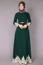 zumrut etek ucu ve mansetleri dantelli mevlana abiye elbise dabil krep kumastan imal edilmis olup iade ve degisim garanti elbise basortusu modasi moda stilleri