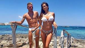 Ia sangat konsisten dalam urusan mencetak gol.musim berikut bola.com sajikan dari instagram @jessicamelena, 7 potret jessica melena, belahan jiwa top scorer sementara serie a ciro immobile. Lady Immobile Vita Da Wags Non E Tutto Rose E Fiori Ciro E Un Mammo Perfetto Io E Lui Golssip