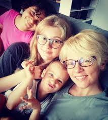 A şi pur şi simplu le dau delete. Dana NÄƒlbaru Dragos Bucur Si Copiii Lor Sofia Roxana Si Kadri Avantaje Ro De 20 De Ani Pretuieste Femei Ca Tine