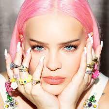 She spent her early years struggling to become a pop singer and also tried her luck in professional karate championships at least three times. Anne Marie Youtube
