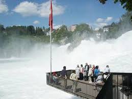 Rheinfall der rheinfall bei neuhausen am rheinfall ist ein wasserfall des rheins in der schweiz und gilt als größter wasserfall europas. Der Rheinfall Bei Schaffhausen Der Grosste Wasserfall Europas
