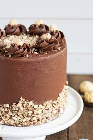 Sahne steif schlagen und die zerkleinerten rocher hinzufügen. Rocher Torte Leckere Rezepte Mit Und Ohne Backen Fur Jeden Anlass