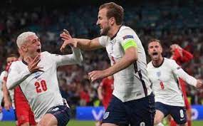 Il bomber inglese tira un rigore parato dal portiere, ma non sbaglia la ribattuta. Pc7wa3o5tt4ssm