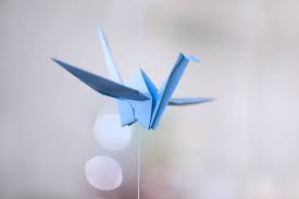 Ada banyak bentuk yang bisa kamu buat, mulai dari bunga, burung, dan hewan lainnya. Kertas Origami Ini Bisa Diubah Menjadi 6 Hiasan Kamar Yang Unik Dan Kekinian