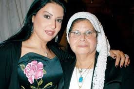 أثار خبر زواج الفنانة المصرية سمية الخشاب والفنان المصري عمر كمال ، ضجة واسعة بين الجمهور على مواقع التواصل الإجتماعي، خصوصاً بعد طرح فيديو كل Ù†Ù‚Ù„ ÙˆØ§Ù„Ø¯Ø© Ø³Ù…ÙŠØ© Ø§Ù„Ø®Ø´Ø§Ø¨ Ø¥Ù„Ù‰ Ø§Ù„Ù…Ø³ØªØ´ÙÙ‰ Ø¨Ø¹Ø¯ Ø·Ù„Ø§Ù‚ Ø§Ø¨Ù†ØªÙ‡Ø§ Ù…Ù† Ø£Ø­Ù…Ø¯ Ø³Ø¹Ø¯ Ù†Ø¨Ø£ Ø­ØµØ±ÙŠ