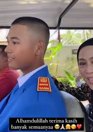 Denny Cagur dan Shanty Jenguk Anak di Sekolah Semi Militer