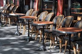 En Ville Ou Dans Un Village Rien Que J Aime Tant Qu Une Petite Terrasse Un Matin De Semaine Lire Regarder Terrasse Paris Cafe Restaurant Terrasse Parisienne