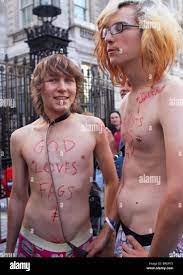 Zwei Jungs im Teenageralter nackt auszuziehen und so tun, als sich an dem  Papst während eines 10.000 stark durch die Londoner anzubieten  Stockfotografie - Alamy