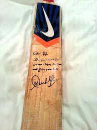 Dhanasekar Dhanamass Twitter According to stuart kranzbuhler, tendulkar uses a bat that weighs 3lb 40z (1.51kg) and the average aussie guys use maybe 2lb 9oz (1.1kg) and jacob oram's got the heaviest bat we make, about 2lb 12oz (1.2kg).