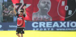 La institución rojinegra acompañó la publicación con una foto de messi cuando homenajeó a diego armando maradona colocándose la camiseta de newells con el número diez en la espalda. Lionel Messi A Newell S El Sueno De Tenerlo En El Futbol Argentino Es Posible