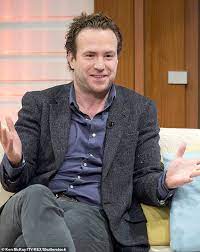 Rafe spall breaking news, photos, and videos. Rafe Spall Witze Seine Drei Kinder Wurden Absolute B S Homeschooling In Lockdown Aktuelle Boulevard Nachrichten Und Fotogalerien Zu Stars Sternchen