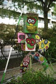 Epouvantail Totem Au Square Jean Aicard C Photo Jean Pierre Viguie Epouvantail Artisanat D Enfants Recycles Epouvantail De Jardin