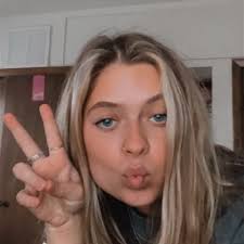 Janie Poteet's Instagram, Twitter & Facebook