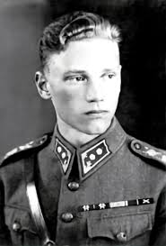 Lauri Törni : le seul membre de la SS à être enterré au cimetière national  d'Arlington Par Todd Neikirk La Finlande se trouvait dans une situation  étrange pendant la Seconde Guerre mondiale .