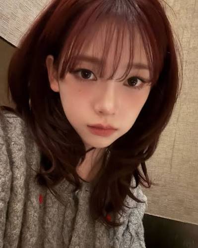 최근 '에스파' 카리나가 청순한 중단발 헤어 스타일을 공개해 눈길을 끌었습니다. 카리나는 쇄골까지 내려오는 머리 길이에 자연스럽게 층을  낸 레이어드 컷을 선보였는데요. 애매할 수 있는 중단발 스타일링을 트렌디하면서도 산뜻하게 소화해 좋은 반응을