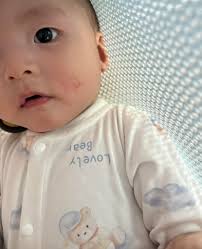 有谁的宝宝都是喜欢这样倒转he or she的奶嘴吗？😅