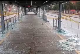 Transmilenio informó que debido a los ataques que se dieron en los últimos cuatro días, 37 de las 139 estaciones de la ciudad no estarán en funcionamiento. Paro Del 21 De Noviembre Estaciones De Transmilenio Cerradas En Bogota Alerta Bogota