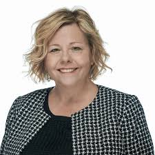 Elizabeth Farmer's Instagram, Twitter & Facebook